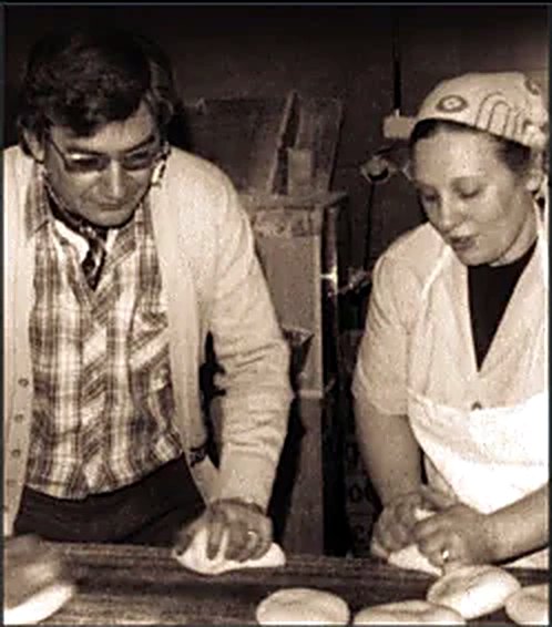 Don Alejandro Corradini y doña Blanca Aideé Arolfo amasando en la panadería